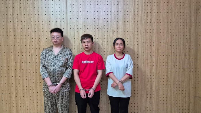  Các đối tượng (từ trái sang): Fan HaiMing Cao JiaLiang, Nguyễn Hồng Thảo Nhi tại cơ quan điều tra. 