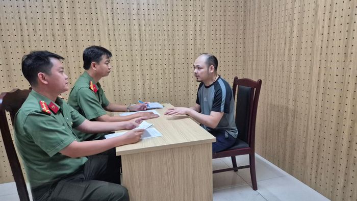  Công an phường Thuận Giao lấy lời khai các đối tượng. 