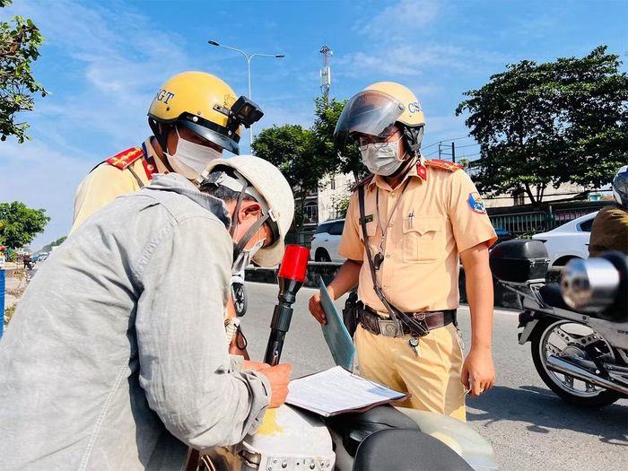 Lực lượng Cảnh sát giao thông tham gia kiểm tra và xử lý vi phạm hành chính trong lĩnh vực giao thông đường bộ.