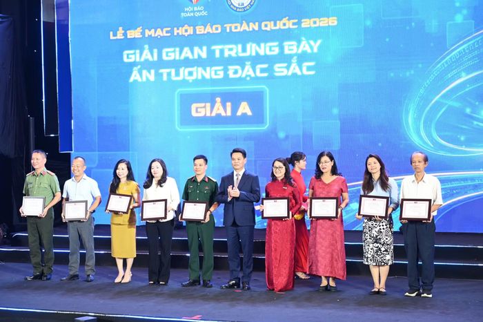 Bí thư Thành ủy Hải Phòng Lê Ngọc Châu trao Giải A "Giải gian trưng bày ấn tượng" cho 8 liên chi hội nhà báo, trong đó có Liên Chi hội Nhà báo Bộ Công an.