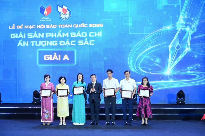Chủ tịch Hội Nhà báo Việt Nam Lê Quốc Minh trao Giải A "Giải sản phẩm báo chí ấn tượng đặc sắc" cho 6 đơn vị.
