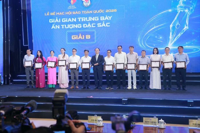 Tổng Giám đốc Đài Tiếng nói Việt Nam Đỗ Tiến Sỹ trao Giải B "Giải gian trưng bày ấn tượng đặc sắc" cho các đơn vị.