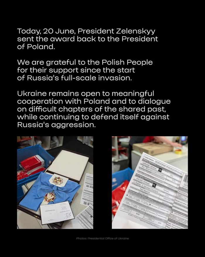 Huân chương Đại bàng Trắng được Tổng thống Volodymyr Zelensky đóng gói để gửi trả Ba Lan ngày 20/6. Ảnh: Bộ Ngoại giao Ukraine