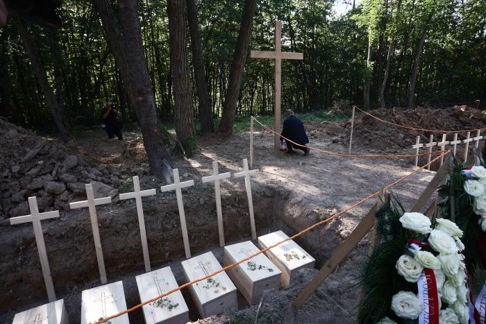 Lễ an táng các nạn nhân vụ thảm sát Volhynia tại Puźniki, miền Tây Ukraine, tháng 9/2025. Ảnh: S. Kasper/IPN