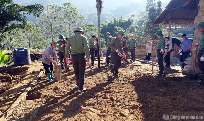 Lực lượng An ninh hỗ trợ dân nhân xã Dào San làm nhà theo Đề án 645.
