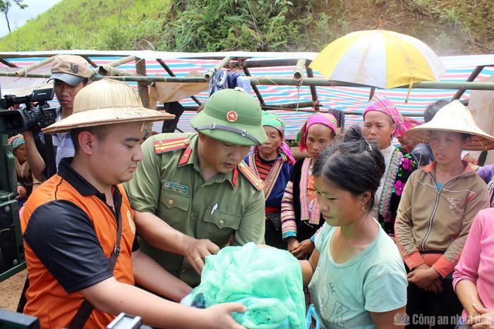 Phòng An ninh nội địa tặng quà động viên nhân dân bản Sáng Tùng, xã Tả Ngảo (nay là xã Tủa Sín Chải).