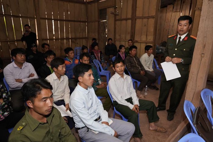 Cán bộ An ninh tuyên truyền, vận động nhân dân nâng cao cảnh giác trước luận điệu tuyên truyền của các thế lực thù địch.