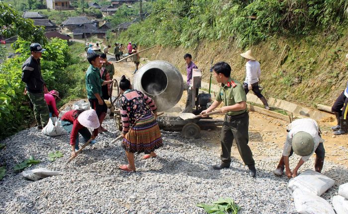 Cán bộ An ninh giúp nhân dân làm đường bê tông vào bản Hải Hồ, xã Tả Ngảo (nay là xã Tủa Sín Chải).