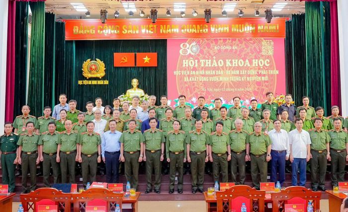Thứ trưởng Lê Quốc Hùng và các đại biểu dự hội thảo khoa học 80 xây dựng và phát triển Học viện ANND.