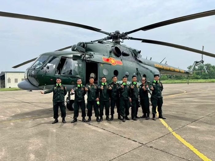 Cán bộ, chiến sĩ VNFPU 1 tại sân bay Hòa Lạc.