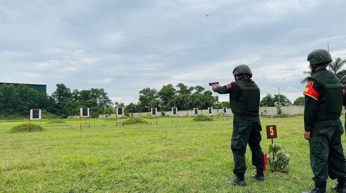 Các sĩ quan được rèn luyện kĩ năng sử dụng thành thạo các loại súng, đáp ứng yêu cầu ngày càng cao của việc tham gia gìn giữ hòa bình Liên hợp quốc.