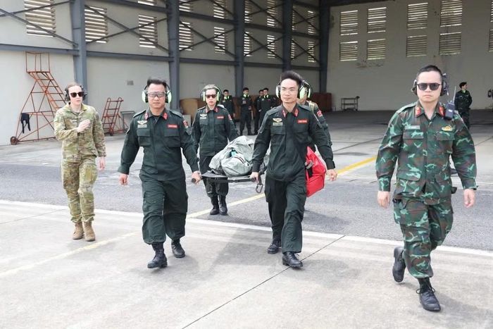 Cán bộ, chiến sĩ VNFPU 1 tham gia khóa huấn luyện vận chuyển y tế đường không.