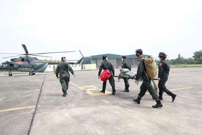 Các cán bộ, chiến sĩ VNFPU 1 phối hợp đưa bệnh nhân lên máy bay để chuyển tuyến điều trị an toàn theo tình huống giả định.