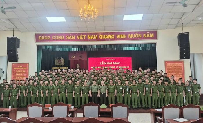 Thiếu tướng Nguyễn Hồng Nguyên, Trung tướng Lê Quang Bốn và các học viên tại lễ khai mạc.