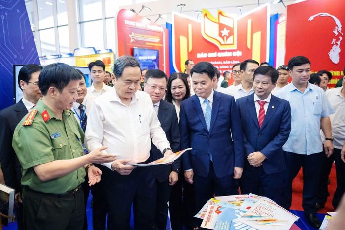 Chủ tịch Quốc hội Trần Thanh Mẫn và các đồng chí lãnh đạo xem ấn phẩm Báo CAND số đặc biệt.