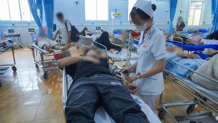 Nhân viên y tế thăm khám các trường hợp nghi ngộ độc thực phẩm liên quan Bánh mì Hồng Ngọc.