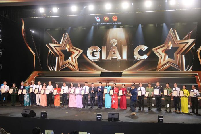 Chủ tịch Hội Nhà báo Việt Nam Lê Quốc Minh và Bí thư Thành ủy Hải Phòng Lê Ngọc Châu trao Giải C cho các tác giả.
