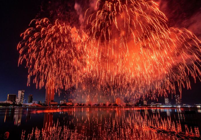 Pháo hoa của đại diện Macau như sở hữu "72 phép thần thông" biến hóa. Khán giả như lạc giữa non sông gấm vóc phương Đông tráng lệ, nơi mỗi tầng pháo bung nở lại mở ra một miền đất mới.