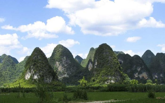 Dưới tác động của phong hóa và nước mưa, địa hình karst tiếp tục hình thành, tạo nên các cụm đỉnh, thung lũng, hang động đặc trưng của Cao Bằng ngày nay.
