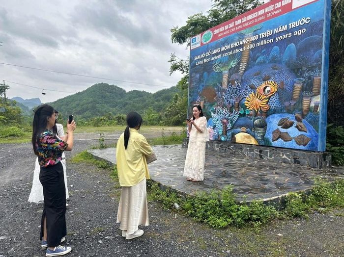 Điểm san hô cổ Lang Môn, xã Minh Tâm luôn là điểm dừng chân của du khách khi đến khám phá Công viên địa chất UNESCO Non nước Cao Bằng.