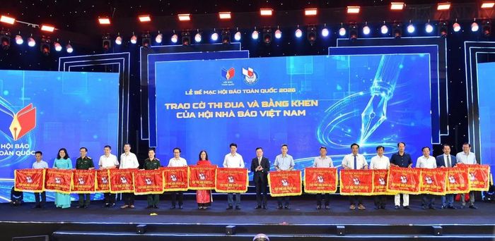 Đồng chí Lê Quốc Minh, Tổng Biên tập Báo Nhân Dân, Phó Trưởng Ban Tuyên giáo và Dân vận Trung ương, Chủ tịch Hội Nhà báo Việt Nam trao Cờ thi đua cho Hội Nhà báo, Liên Chi hội, Chi hội nhà báo có thành tích xuất sắc.