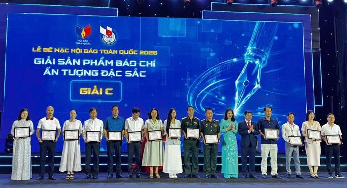 Ban Tổ chức trao giải C giải báo chí ấn tượng, đặc sắc.