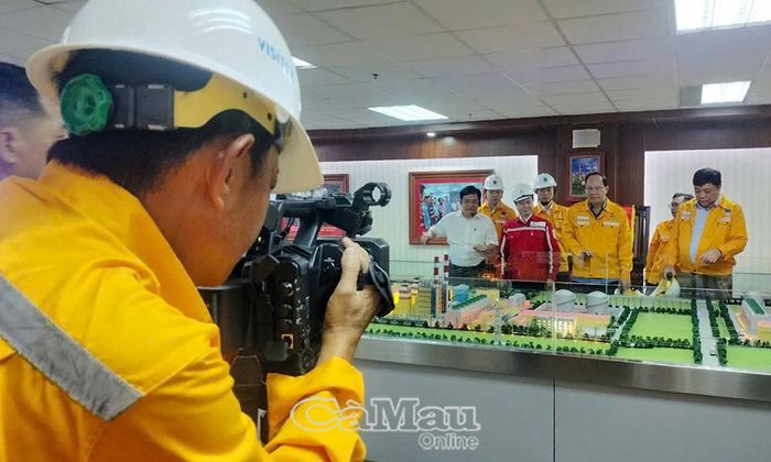  Nhà báo Huỳnh Thanh Huy, nguyên phóng viên quay phim Báo và phát thanh, truyền hình Cà Mau, bền bỉ thể hiện tinh thần dấn thân của người làm báo hình trên hiện trường.