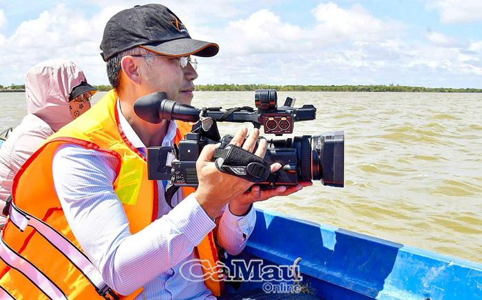 Phóng viên quay phim Phong Nguyên (Báo và phát thanh, truyền hình Cà Mau) ghi lại hình ảnh lực lượng cán bộ, chiến sỹ Biên phòng Sông Đốc tuần tra tại cửa biển Sông Đốc. Ảnh: Mộng Thường.