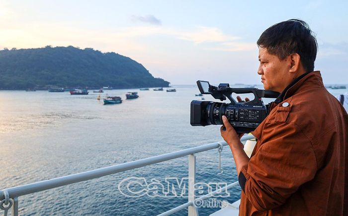 Phóng viên quay phim Nguyễn Linh (Báo và phát thanh, truyền hình Cà Mau) tác nghiệp tại vùng biển, đảo Tây Nam, ghi lại những câu chuyện, hình ảnh chân thực từ nơi đầu sóng ngọn gió.