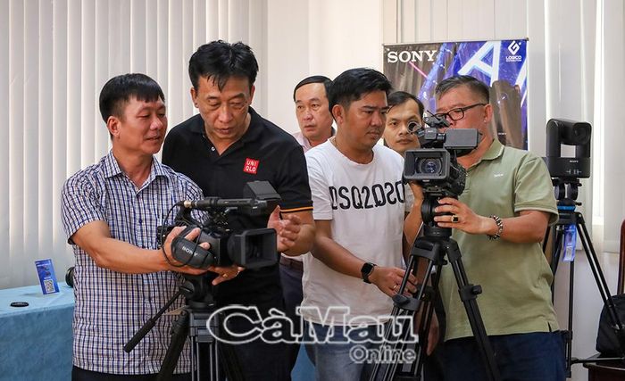  Tại buổi tập huấn nghiệp vụ quay phim truyền hình, Nhà báo, đạo diễn truyền hình Phạm Duy Khải chia sẻ kỹ năng xử lý góc máy, khai thác hình ảnh và bắt trọn cảm xúc nhân vật trong mỗi tác phẩm báo chí.