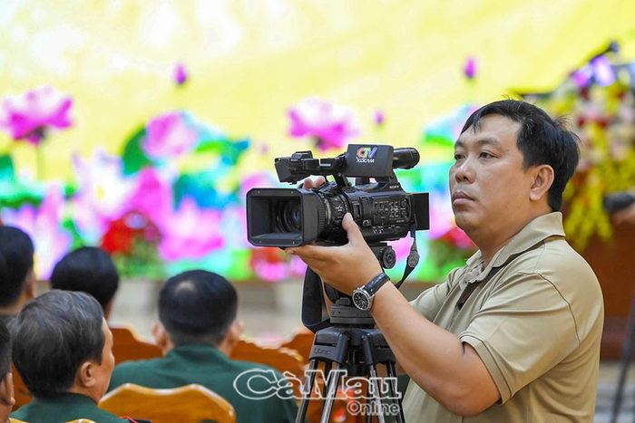 Phóng viên quay phim Quốc Ngữ (Báo và phát thanh, truyền hình Cà Mau) cẩn trọng lựa chọn góc máy, bố cục hình ảnh để chuyển tải trọn vẹn nội dung của một tin hội nghị chỉ trong vài chục giây phát sóng.