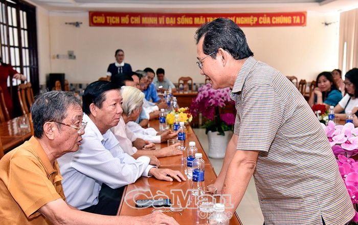  Đồng chí Ngô Minh Toàn, Phó Giám đốc Thường trực Báo và phát thanh, truyền hình Cà Mau, thăm hỏi các đồng chí nguyên Tổng Biên tập báo Đảng khu vực ĐBSCL.
