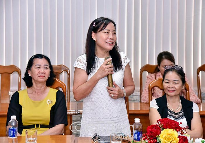 Nguyên Tổng Biên tập Báo Bà Rịa - Vũng Tàu Đỗ Thị Hoàng Dung bày tỏ niềm vui khi buổi họp mặt được mở rộng ra khu vực Đông Nam Bộ.