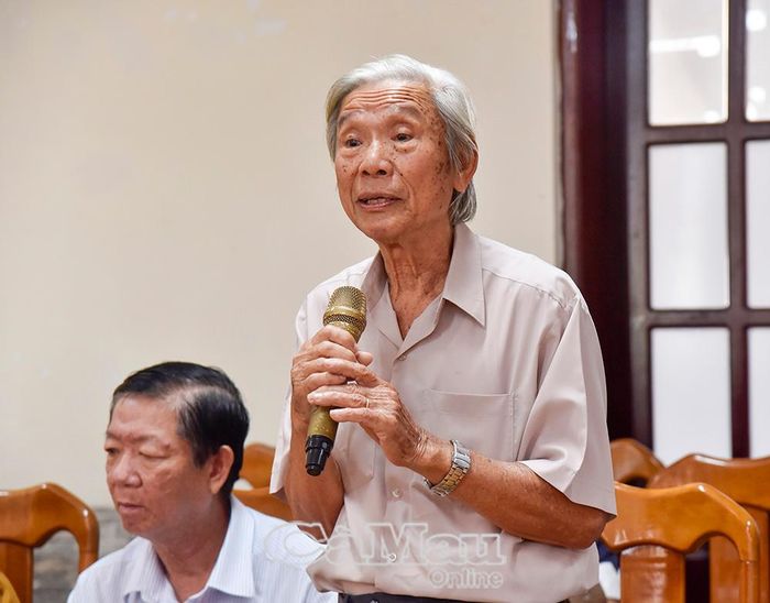 Nguyên Tổng Biên tập Báo Vĩnh Long Đoàn Hải Nhân bồi hồi ôn lại những kỷ niệm làm nghề, đồng thời truyền lửa đam mê cho các nhà báo trẻ.