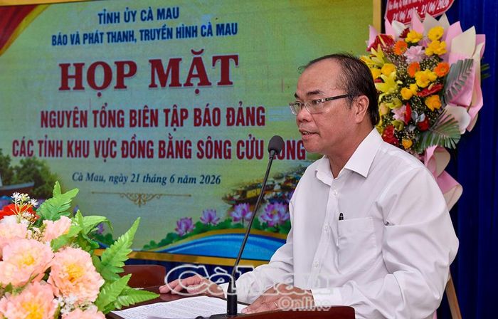 Đồng chí Lâm Hồ Sỹ, Giám đốc Báo và phát thanh, truyền hình Cà Mau, phát biểu tại buổi họp mặt.