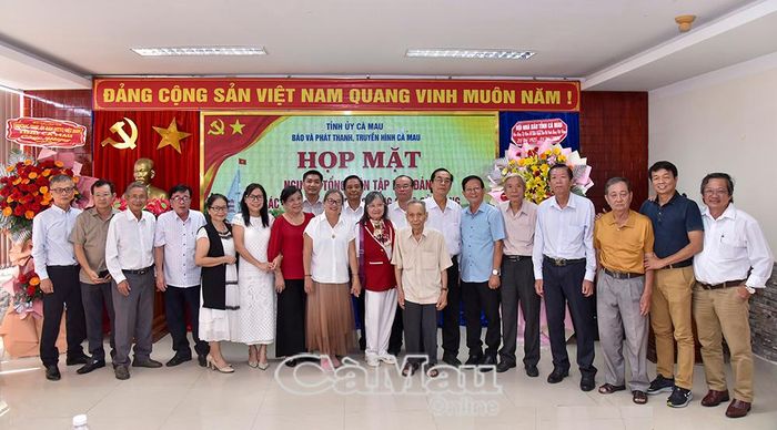  Các đại biểu dự họp mặt chụp ảnh lưu niệm.