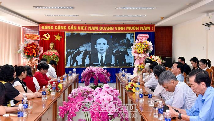Đại biểu xem phim tư liệu “Báo chí Cà Mau - Hành trình 101 năm giữ lửa”.