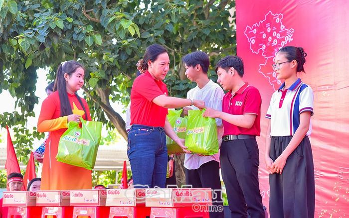 Trưởng ban Văn hóa - Xã hội, HĐND tỉnh Trần Thị Huỳnh Dao trao quà cho sinh viên hoàn cảnh khó khăn.