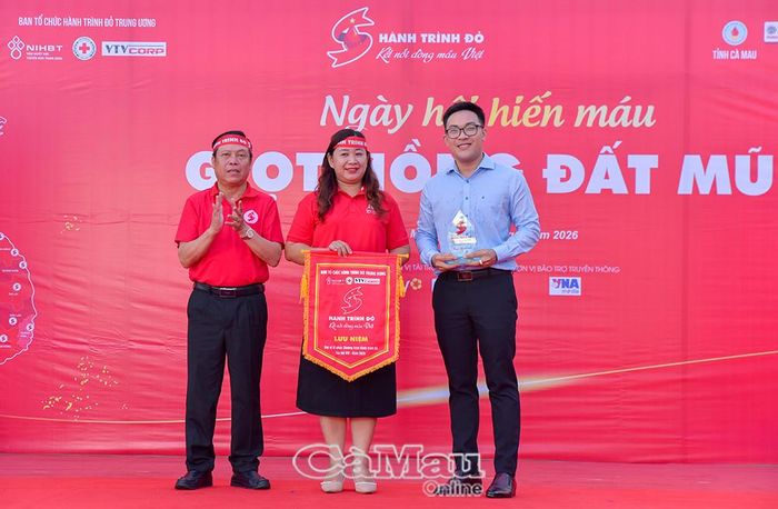 Đại diện Ban tổ chức Hành trình đỏ Trung ương trao quà lưu niệm cho đơn vị đăng cai.