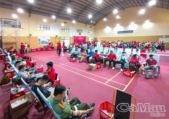 Ngày hội hiến máu thu hút đông đảo cán bộ, công chức, viên chức và người dân tham gia.