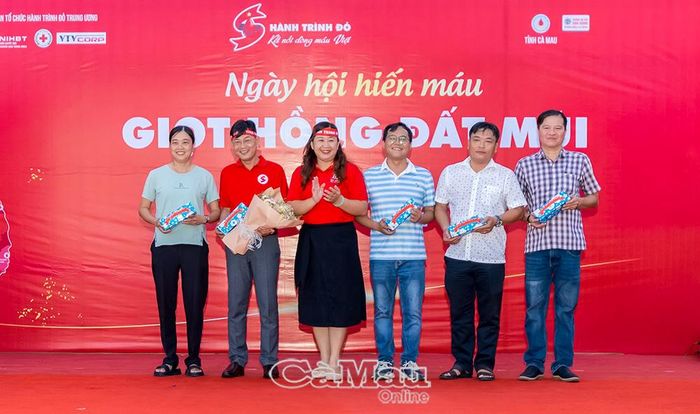  Đại diện Ban tổ chức chương trình Hành trình Đỏ tri ân những người làm báo nhân dịp 21/6.