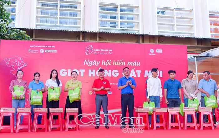 Ban tổ chức vận động trao 50 suất quà cho người dân hoàn cảnh khó khăn.