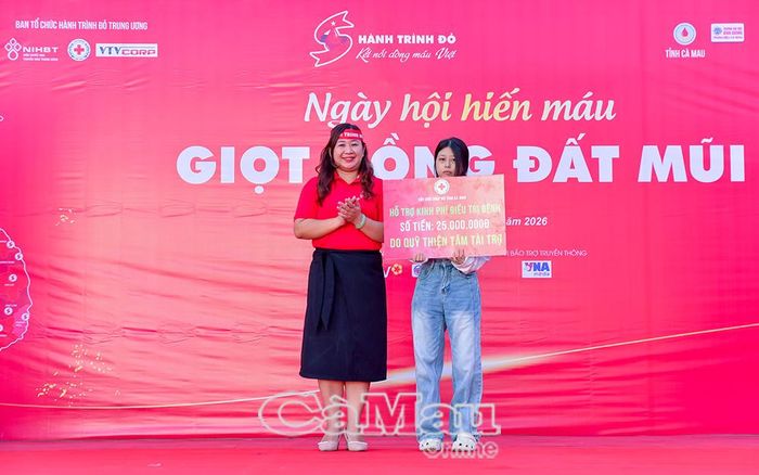 Phó Chủ tịch Hội Chữ thập đỏ tỉnh Cà Mau Hồ Quý Nhi đại diện Quỹ Thiện Tâm trao 25 triệu đồng hỗ trợ em Huỳnh Linh Trân.