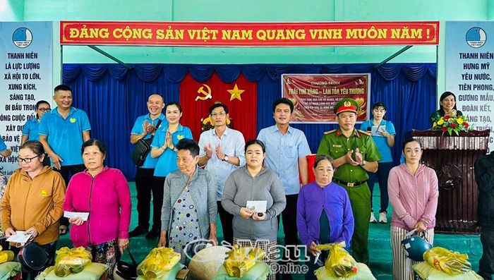Lãnh đạo xã Hưng Mỹ cùng nhà tài trợ trao quà cho các hộ dân có hoàn cảnh khó khăn.