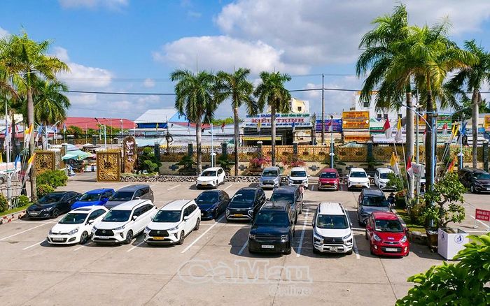 Khu vực bãi đỗ xe được sắp xếp, bố trí lại nhằm bảo đảm trật tự và thuận tiện cho khách hành hương.