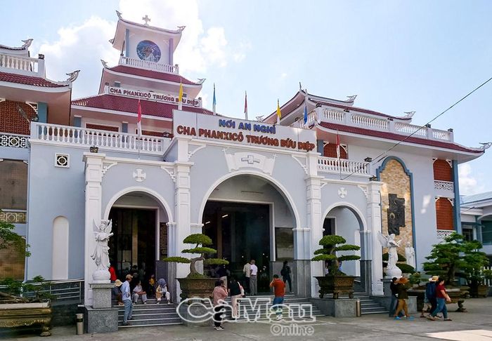 Khu vực bên ngoài Nhà thờ Tắc Sậy được chỉnh trang, phục vụ lễ phong Chân phước Cha Phanxicô Trương Bửu Diệp.