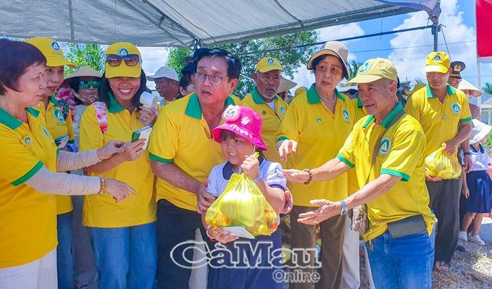 Dịp này, nhà tài trợ đã trao 100 suất quà cho hộ nghèo, hộ cận nghèo và học sinh có hoàn cảnh khó khăn tại ấp Thạnh Trị, với tổng trị giá 30 triệu đồng.