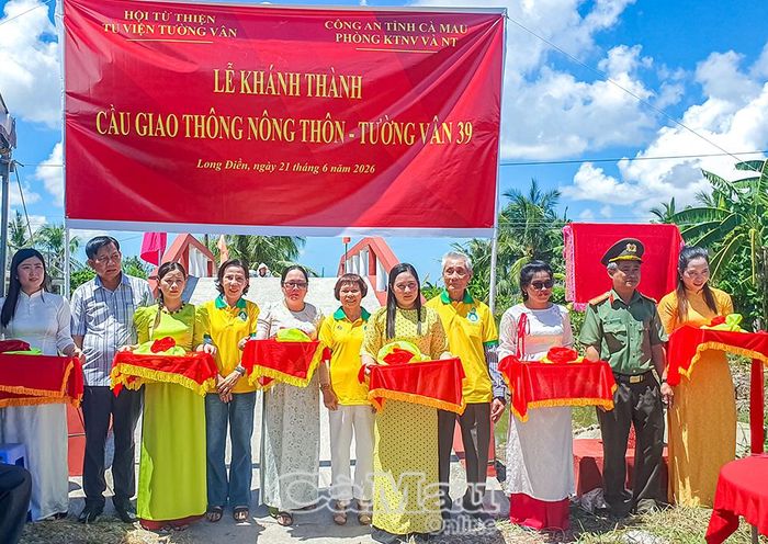 Đại biểu cắt băng khánh thành cầu Tường Vân 39.