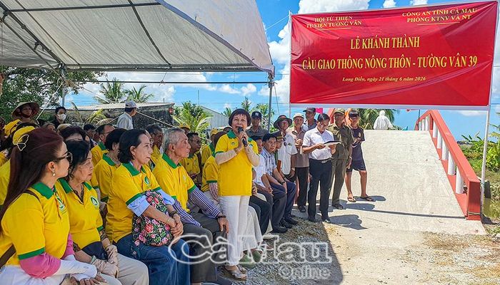 Niềm vui của bà con Nhân dân khi có cây cầu mới.