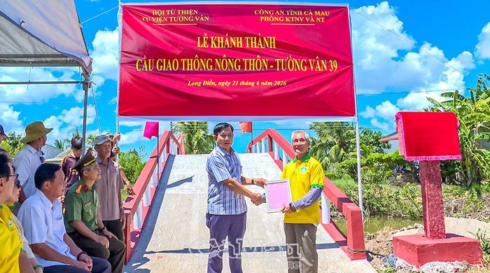 Phó Chủ tịch UBND xã Lê Văn Thắng trao thư cảm ơn đến nhà tài trợ.